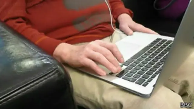 Cegos jogando videogame. Foto: BBC