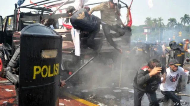 Polisi hanya menggunakan gas air mata dan air untuk menghalau massa.