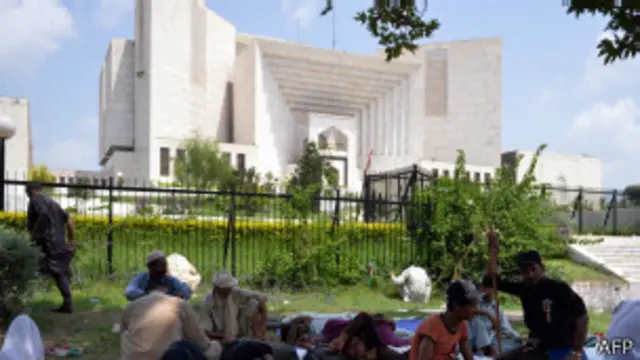 بینچ کے سربراہ کا کہنا تھا کہ سڑکیں بلاک ہونے کی وجہ سے سائلین اور وکلا عدالتوں میں پیش نہیں ہوئے اور بدھ کے روز محض دو تین مقدمات کی سماعت ہوئی