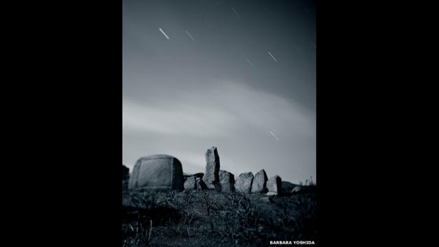 تقریباً ایک دہائی سے امریکی فوٹوگرافر باربرا یوشیڈا پتھروں کے بنے قدیم ڈھانچوں کی عکس بندی کر رہی ہیں۔ یہ منظر اٹلی میں سارڈینیا کا ہے۔