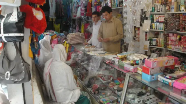 گو کہ اب بیشتر خواتین بازار آ کر خریداری کر رہی ہیں تاہم بعض کو اب بھی خدشہ ہے کہ طالبان واپس آ جائیں گے