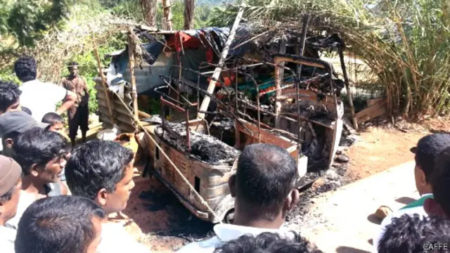 ප්‍රහාරයෙන් හානියට පත් ත්‍රීරෝද රථය