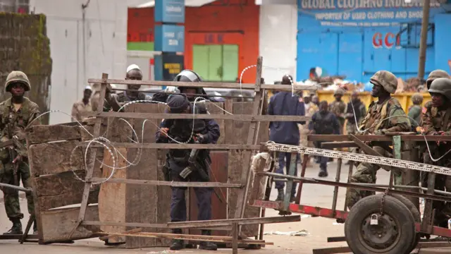 La policía bloqueando calles en el barrio de West Point