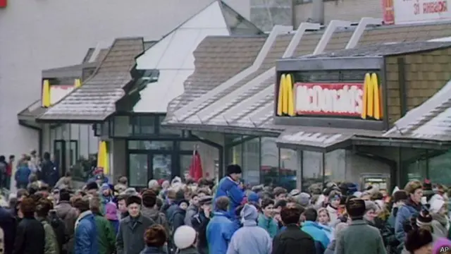 Чтобы открыть первый "Макдоналдс" на Пушкинской площади в Москве понадобилось больше 10 лет переговоров