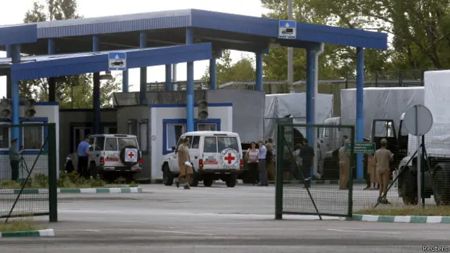 Первые машины въехали на контрольно-пропускные пункты на границе