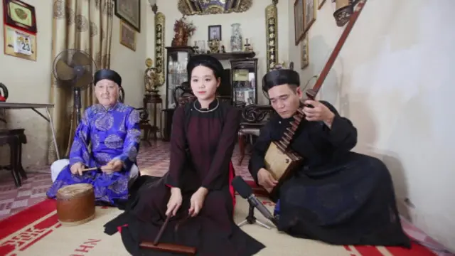 কা-চু সঙ্গীতের পরিবেশনা চলছে