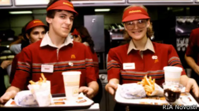 Официанты первого ресторана "Макдоналдс" прошли 1000-часовой курс обучения в Канаде