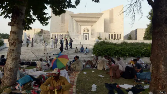 دھرنے کے شرکا سپریم کورٹ کے سامنے سبزہ زار پر موجود ہیں جس کی وجہ سے عدالت آنے جانے والوں کو مشکلات کا سامنا ہے