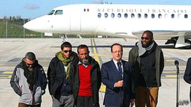 Presidente de Francia Francois Hollande recibiendo  a los rehenes franceses liberados en 2013