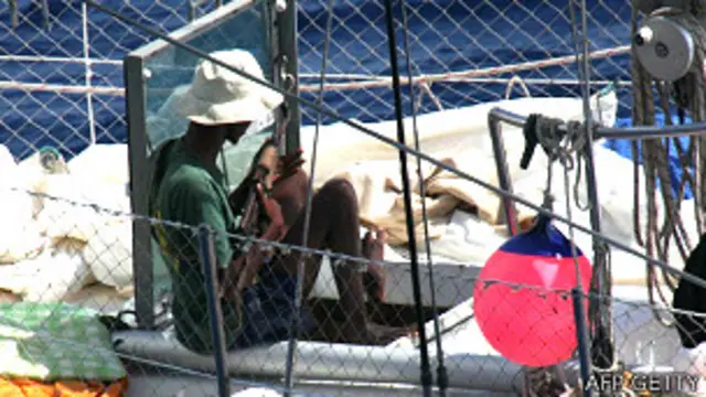 Pirata somalí a bordo de una embarcación