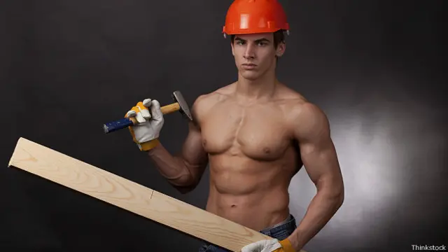 Молодой мускулистый плотник