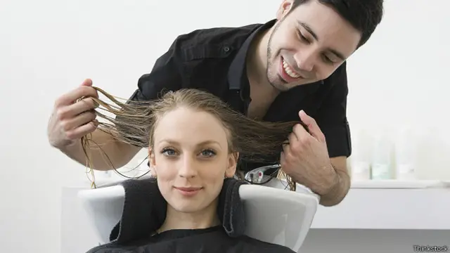 Женщина у парикмахера