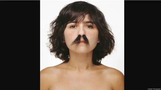 Artistas latino-americanos tentam captar a identidade latina com retratos de imigrantes