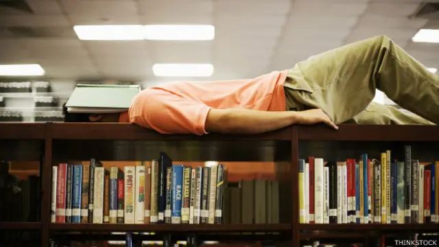 पुस्तकालय में सोता एक छात्र (फ़ाइल फ़ोटो)