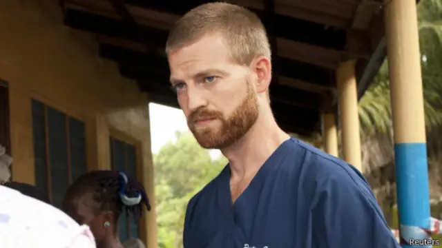 دکتر کنت برنتلی زمانی که در لیبریا به بیماران ابولا کمک می‌کرد