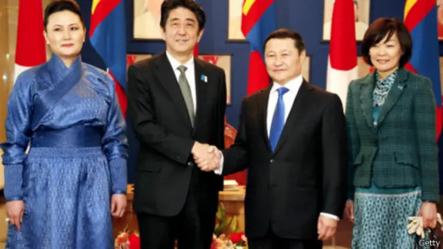 安倍晉三攜夫人去年三月訪蒙古，旨在獲得蒙古的自然資源。