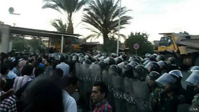 "پلیس برای پایان دادن به تحصن کارگران وارد عمل شده بود"