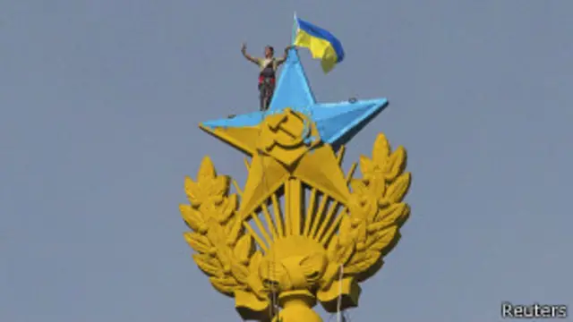 Рабочий, забравшийся на шпиль, чтобы снять украинский флаг, первым делом сделал с ним селфи