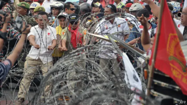 Para pendukung Prabowo berusaha meruntuhkan barikade di Mahkamah Konstitusi