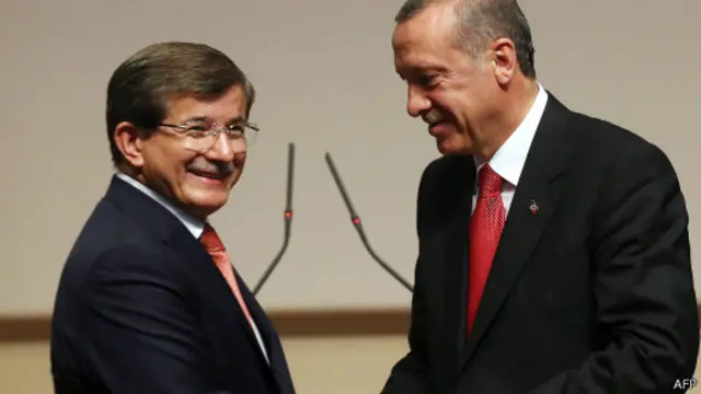 لعب أوغلو (يسار) دورا بارزا في صاغة سياسة تركيا الخارجية خلال رئاسة إردوغان (يمين).