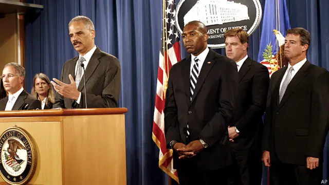 eric holder, secretario de justicia, tony West, subsecretario