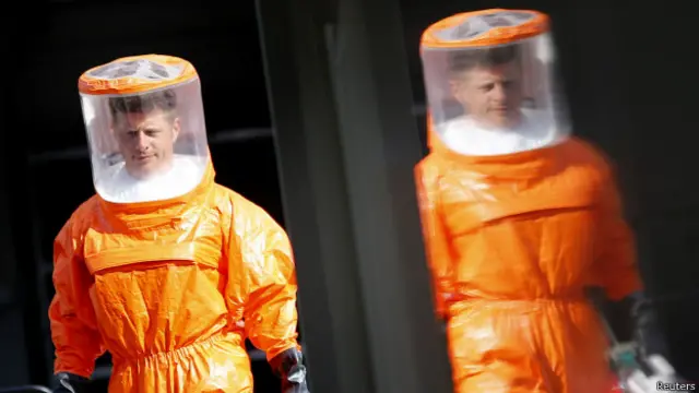 Paramédicos na Alemanha em treinamento para lidar com o ebola (Reuters)