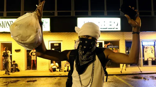 با وجود این، شب گذشته (چهارشنبه) هنوز هم در گوشه کنار فرگوسن معترضان به صورت فردی و گروهی در خیابان‌ها حضور داشتند