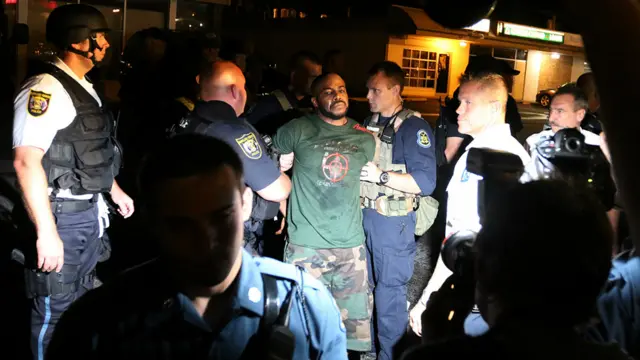 کیان امانی، عکاس-خبرنگار که این تصاویر را از فرگوسن ارسال کرده می گوید در جریان اعتراضات دیشب، شش نفر بازداشت شده‌اند