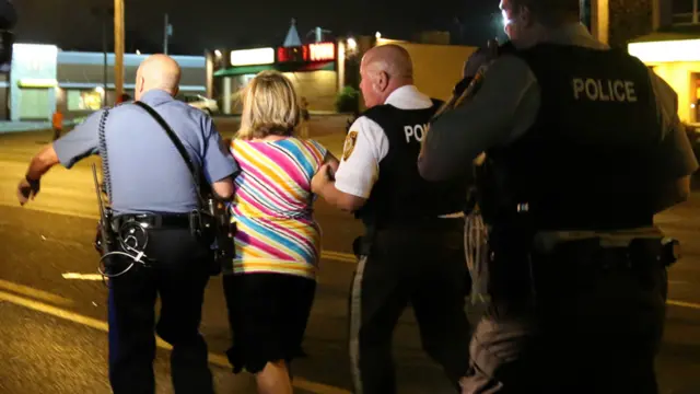 اگر چه اغلب معترضان سیاه پوست اند، اما تعداد بسیاری از سفیدپوستان هم در تجمعات روزهای گذشته به "نابرابری و تبعیض" در فرگوسن اعتراض داشتند