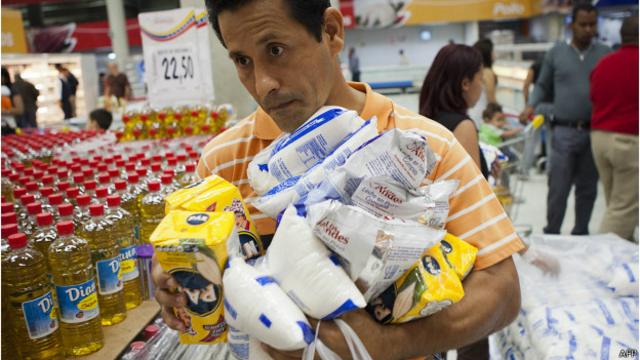 Влада Венесуели скаржиться, що велику кількість товарів вивозять в сусідню Колумбію, де вони коштують дорожче