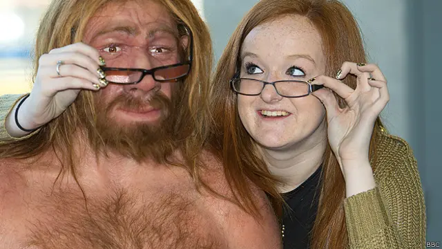 Manusia modern (kanan) dan model manusia Neanderthal.