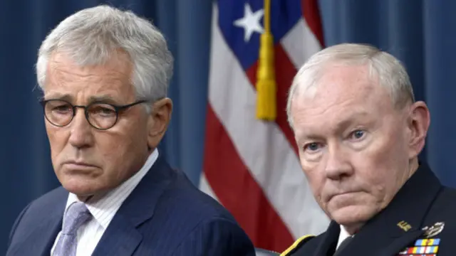 Bộ trưởng Quốc phòng Chuck Hagel (bên trái) nói về hiệu quả của các cuộc không kích