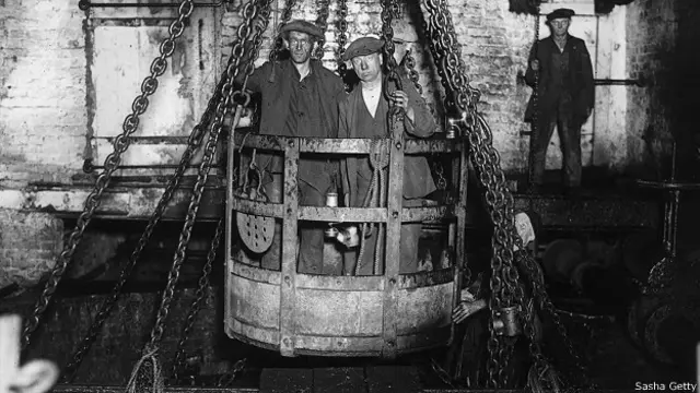 Шахтеры в клети