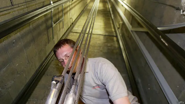 Техник проверяет лифт в Париже