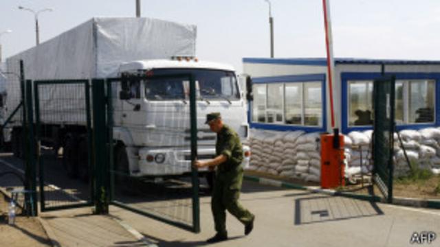 Un camión con ayuda ruso a punto de cruzar el paso fronterizo de Izvarino.