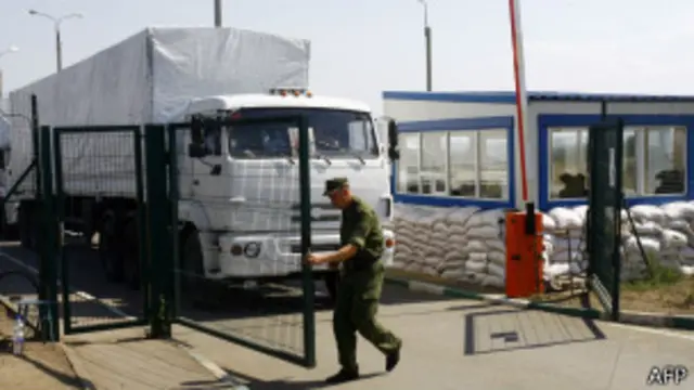 Un camión con ayuda ruso a punto de cruzar el paso fronterizo de Izvarino.