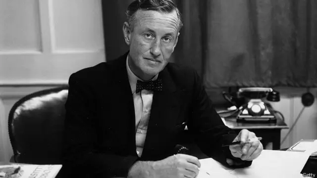 Ян Флеминг за своим рабочим столом