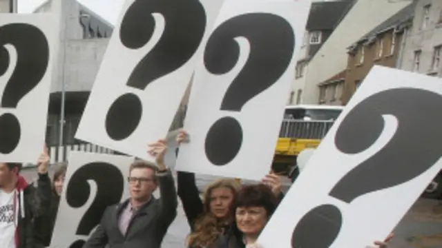 反對蘇格蘭獨立陣營用過互聯網搜集到約400個「薩蒙德未回答的問題」,在議會樓前示威。