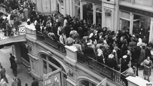 Largas colas en una tienda en Moscú en la época soviética. 