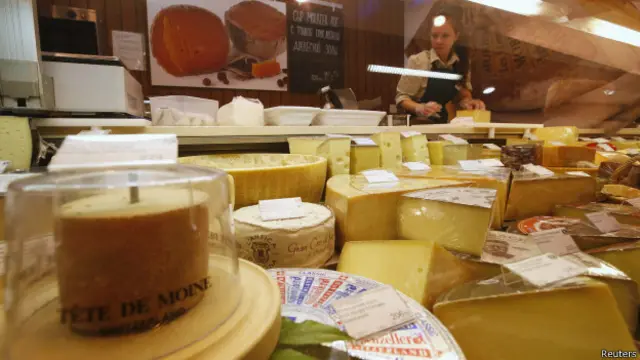 Продуктовый импорт в Россию упал, зато собственного сыра в стране стало производится на 27% больше