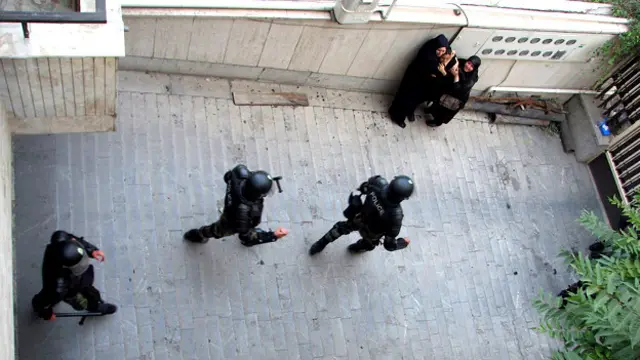 عکسی که در روزهای بعد انتخابات ۱۳۸۸ توسط یکی از شهروندان از ورود نیروهای گارد ویژه به یک خانه منتشر شد