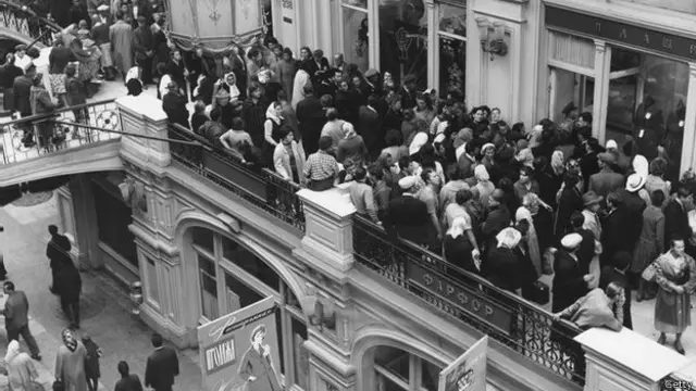 前苏联百货商店外的长队