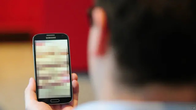 60%的受訪大學生說，他們通過觀看網上色情片「提高」性生活知識。