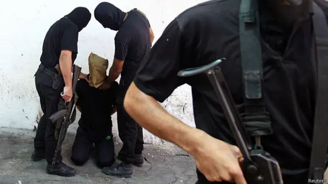 Боевики ХАМАС расстреливают подозреваемого в шпионаже