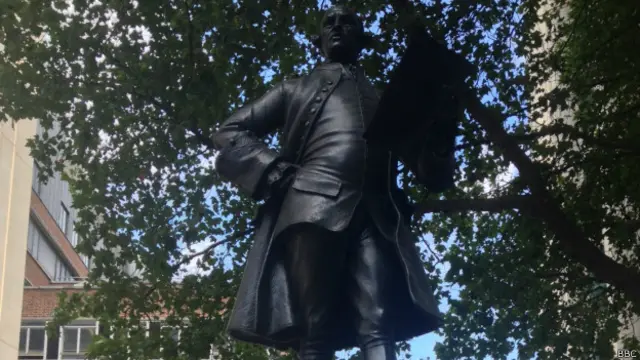 памятник Джону Уилксу