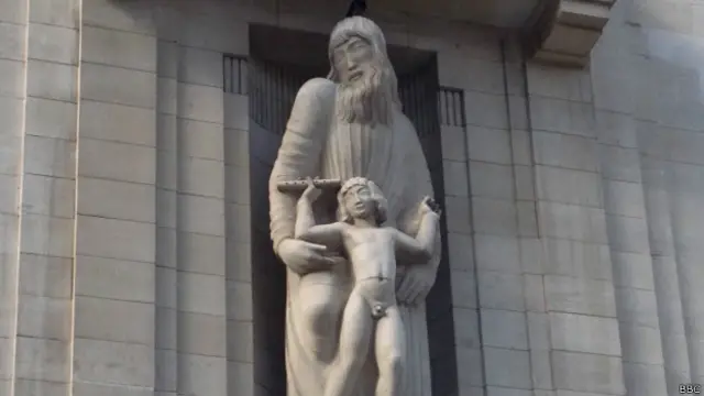 Ариэль и Просперо на фасаде здания Би-би-си