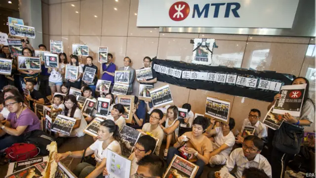 在周五晚上，有逾百名香港市民聚集在上水火车站举行抗议集会，他们手持“强烈谴责、滥杀无辜”的标语。