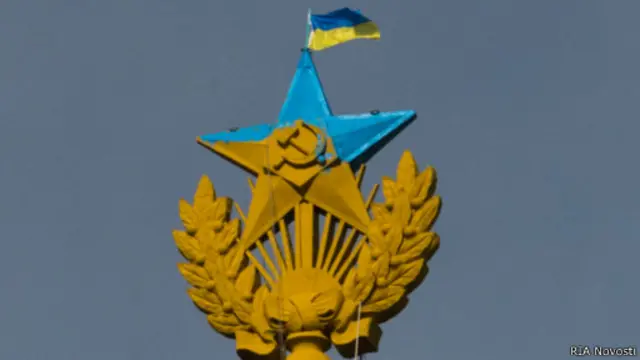 Флаг Украины провисел на высотке около трех часов, после чего он был снят, а звезду перекрасили обратно в золотистый цвет