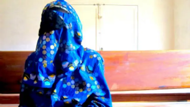 Elle affirme avoir vu le "Colonel 106" donner l'ordre de la violer et de mettre le feu à son domicile.