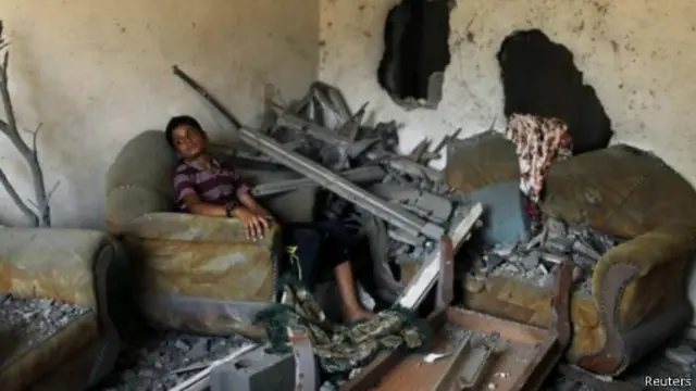 استمرت إسرائيل في شن غارات على قطاع غزة. 